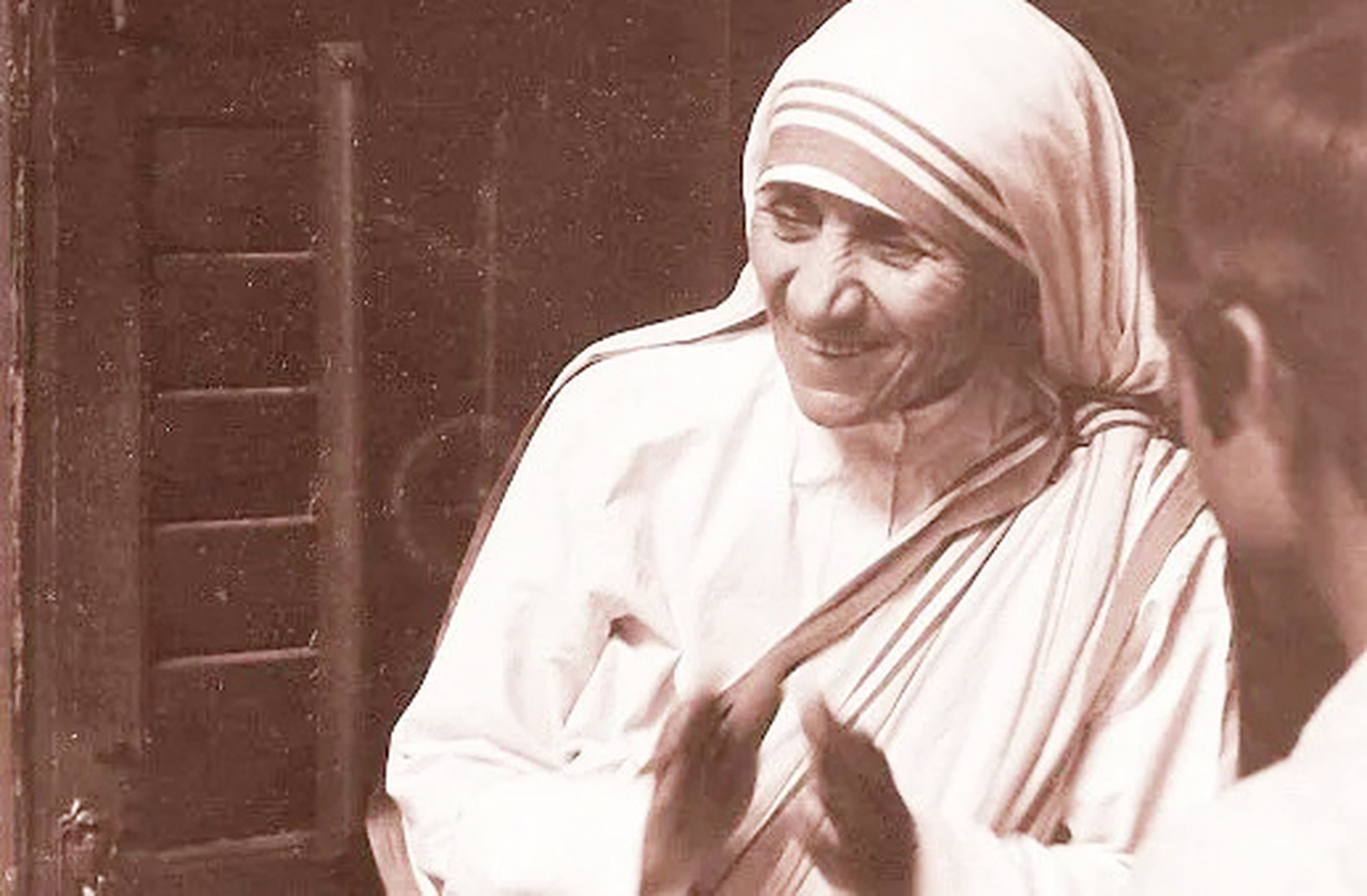 O legado da religiosa ultrapassou fronteiras e continua vivo até hoje. Mais de 5 mil membros das Missionárias da Caridade atuam em 139 países, levando amor e cuidado aos mais necessitados. Sua missão se tornou um movimento global de compaixão.