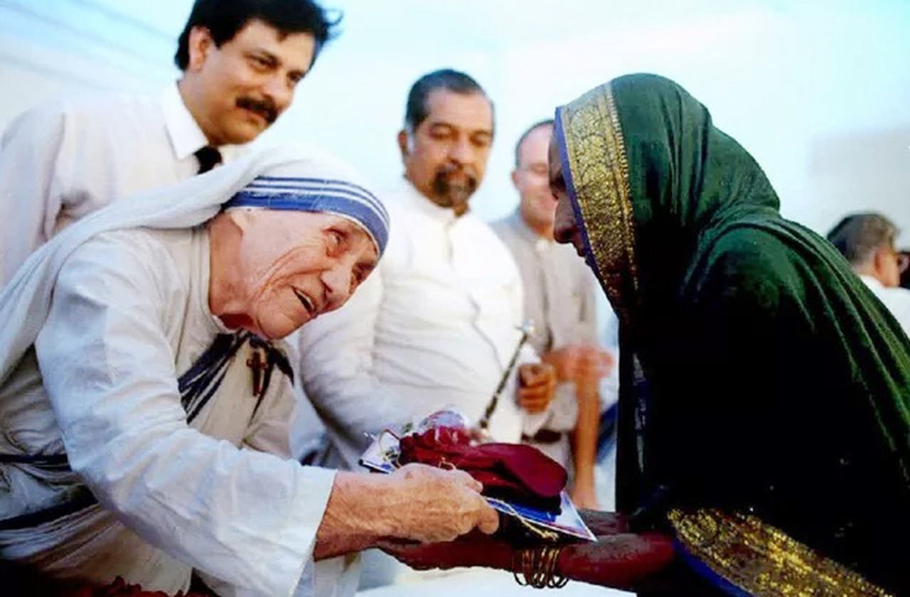Madre Teresa de Calcutá ajudava pessoas de todos os credos, guiada pela compaixão. Costumava dizer: A fé delas não importa, o que importa é a necessidade. Para ela, o amor ao próximo estava acima de qualquer diferença religiosa.