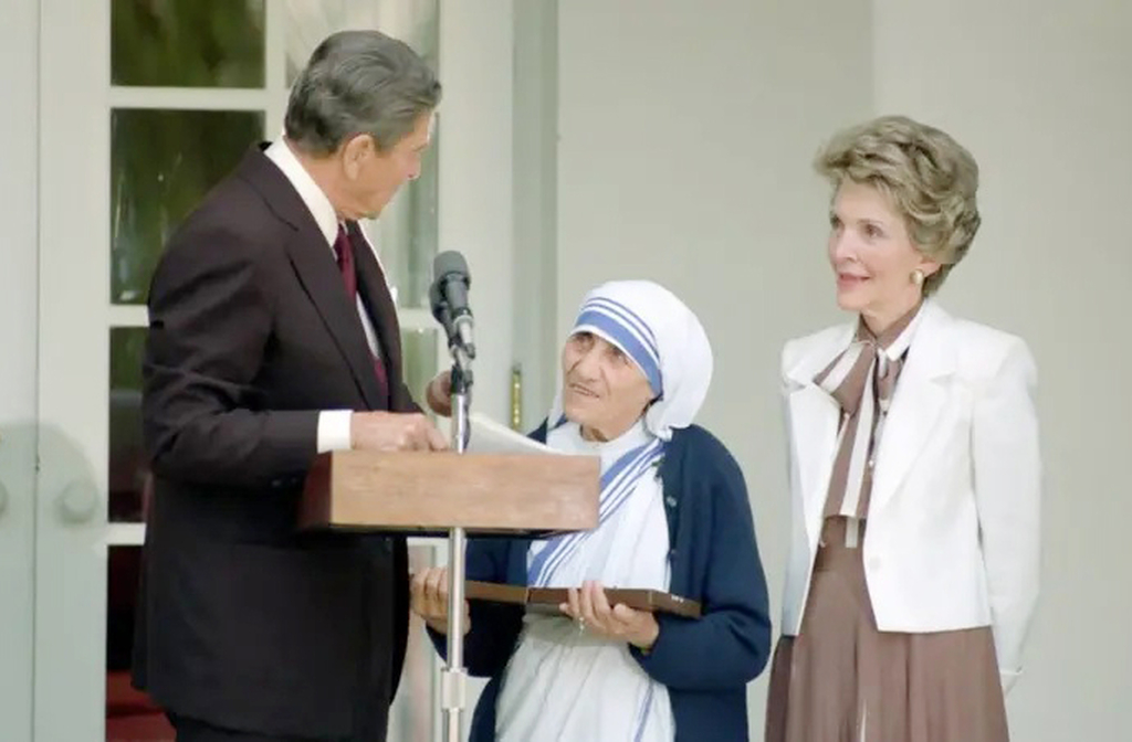 Além do Prêmio Nobel, Madre Teresa foi reconhecida internacionalmente por sua dedicação aos pobres. Recebeu a Medalha Presidencial da Liberdade nos Estados Unidos e a Ordem do Mérito no Reino Unido. 