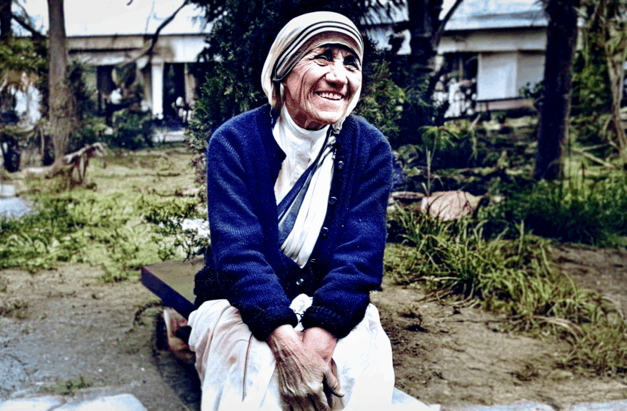 Madre Teresa via a vida como um presente divino, cheio de beleza e propósito. Costumava dizer: A vida é uma oportunidade, aproveite-a. A vida é beleza, admire-a. Para ela, viver com gratidão era o primeiro passo para amar verdadeiramente.