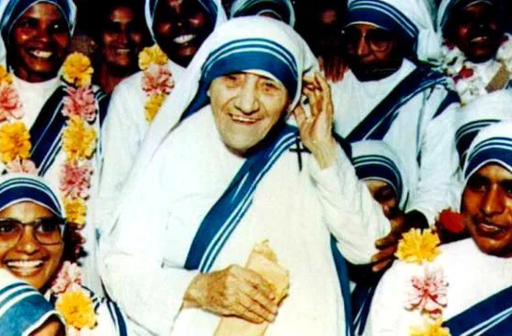 Mesmo diante de sérios problemas de saúde, Madre Teresa permaneceu ativa em sua missão até pouco antes de sua morte, em 1997, em decorrência de um ataque cardíaco. Sua força vinha da fé e do amor pelos pobres. Partiu deixando um legado de compaixão que continua vivo no mundo inteiro.