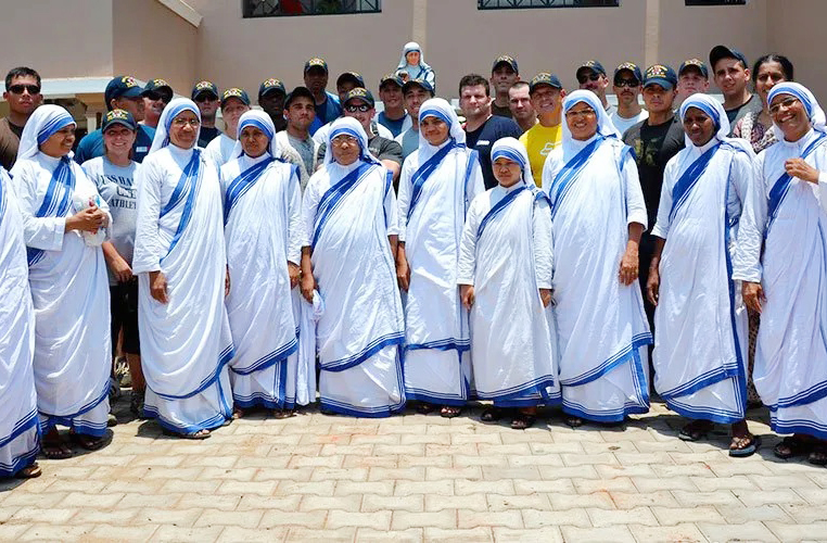 A Missão das Missionárias da Caridade, fundada em 1950, tem como lema servir os mais pobres entre os pobres, com presença em mais de 130 países.