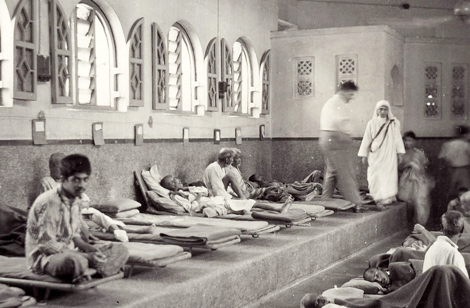 Madre Teresa viveu radicalmente o mandamento do amor, especialmente junto aos pobres, doentes, rejeitados e moribundos. A Casa dos Moribundos, criada em 1952 em Calcutá, oferecia cuidados paliativos e dignidade aos doentes abandonados.