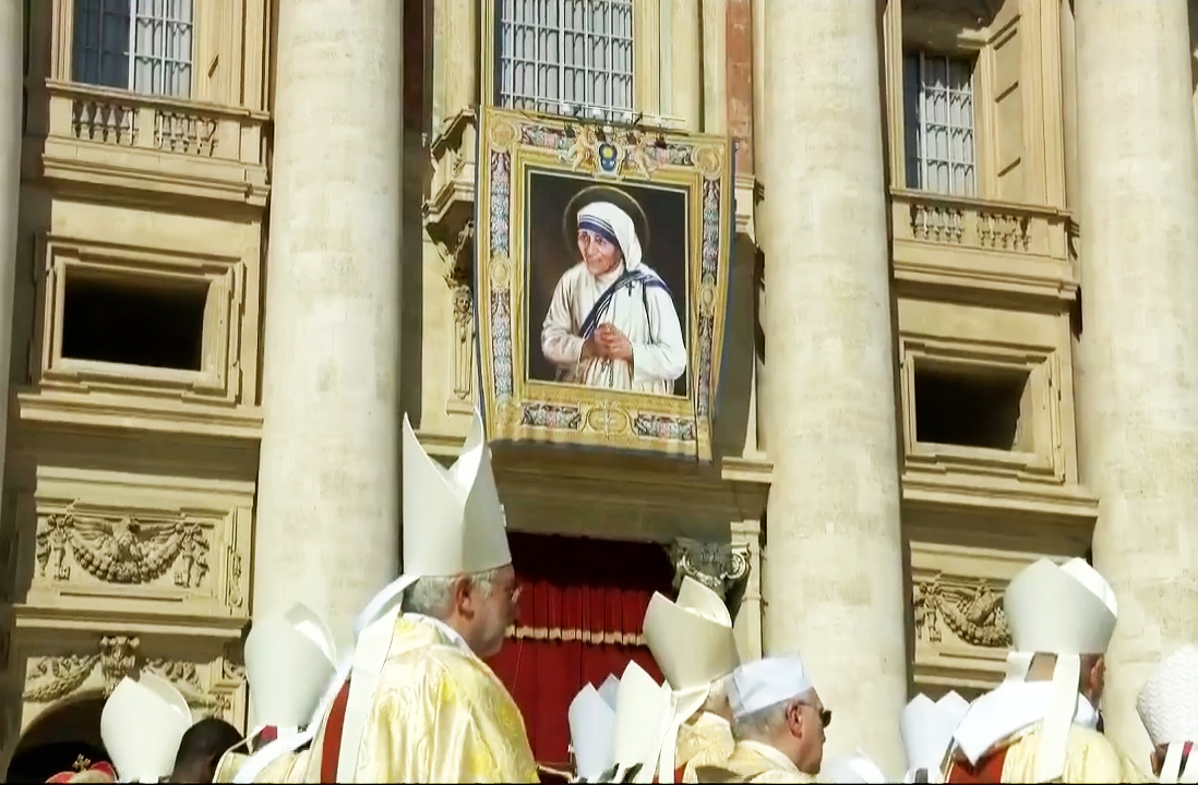 Foi canonizada pelo Papa Francisco em 2016, após o reconhecimento oficial de milagres atribuídos à sua intercessão. A cerimônia no Vaticano celebrou sua vida dedicada aos pobres e sua santidade reconhecida mundialmente.