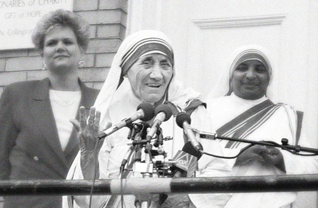 Suas frases eram simples, mas cheias de fé e caridade. Eram reflexos de uma vida entregue a Deus e aos mais pobres. Com elas, Madre Teresa deixou um tesouro espiritual que ainda inspira o mundo:  Não podemos fazer grandes coisas, mas podemos fazer pequenas coisas com grande amor.