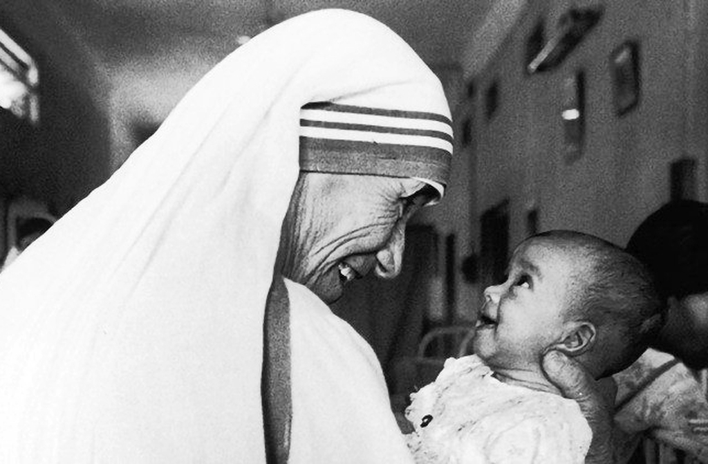 Frases como A paz começa com um sorriso, Cada obra de amor, feita com o coração, aproxima as pessoas de Deus e Se você é humilde, nada pode te ferir revelam a essência de Madre Teresa. Ela acreditava que gestos simples podiam transformar o mundo e que a humildade era um escudo espiritual que fortalecia a alma e protegia o coração.