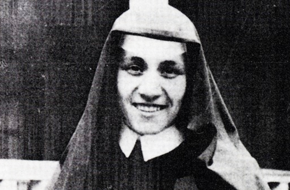 Madre Teresa sentiu o chamado religioso aos 12 anos, ainda na infância. Aos 18, deixou sua terra natal e ingressou na Congregação de Loreto, na Irlanda. Ali começou sua jornada de fé e serviço que mudaria o mundo.