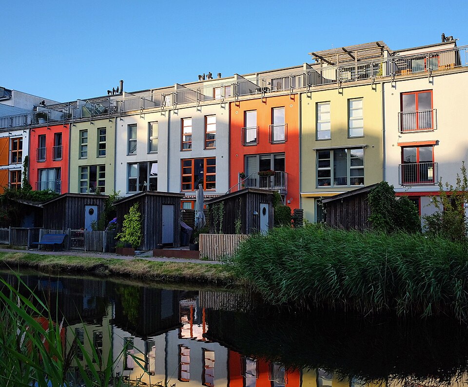 O bairro Bo01 - Cidade do Amanhã -, inaugurado em 2001, foi planejado como um espaço 100% sustentável em abastecimento energético renovável. 
