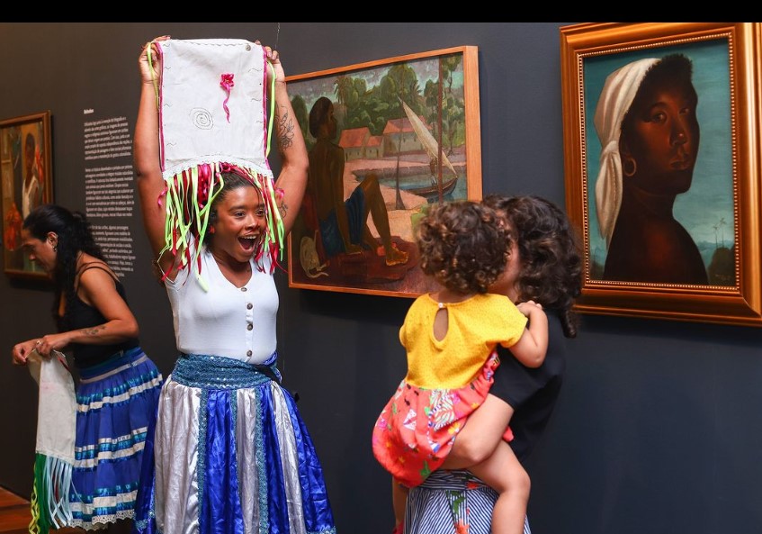 A coleção é composta por 10 mil obras museológicas, 8 mil itens documentais e 3 mil livros da Coleção Especial (livros raros e de artistas).

