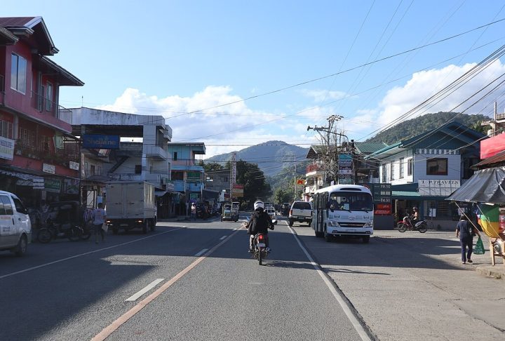 A capital da província é Lagawe, mas cidades como Banaue e Kiangan recebem mais visitantes por seu valor histórico e paisagens naturais.