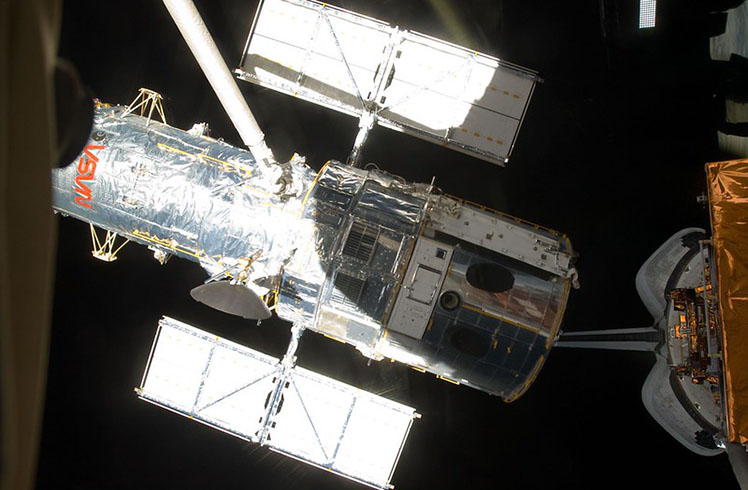 Segunda a Nasa, o Hubble deve seguir ativo por mais uma década - sua vida útil foi sendo aumentada graças a seguidas manutenções. Existe a possibilidade de ele ser aposentado em 2036 
