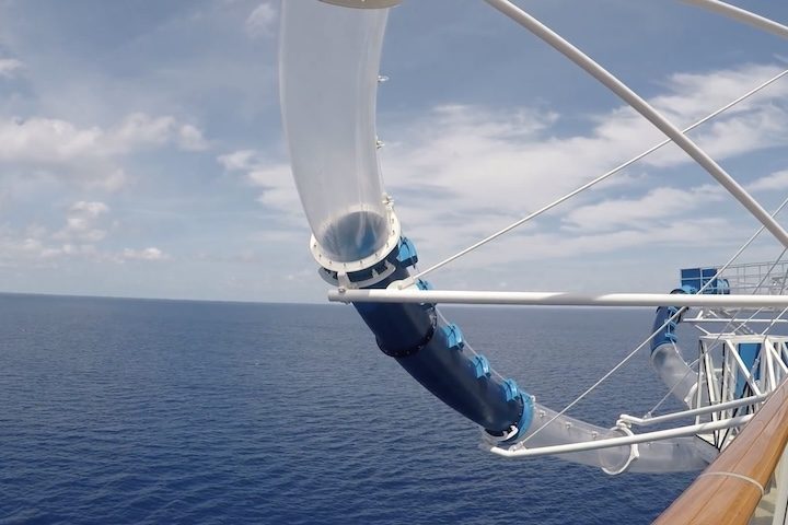 O escorregador, conhecido pela alta velocidade, lança os visitantes a partir de um alçapão e faz dois loops antes de desembocar em uma piscina.