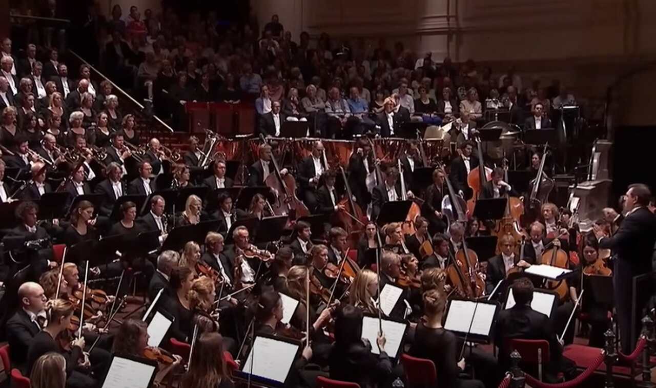 Além de sua rica tradição clássica, a orquestra holandesa é conhecida por suas gravações aclamadas e por sua forte presença internacional.