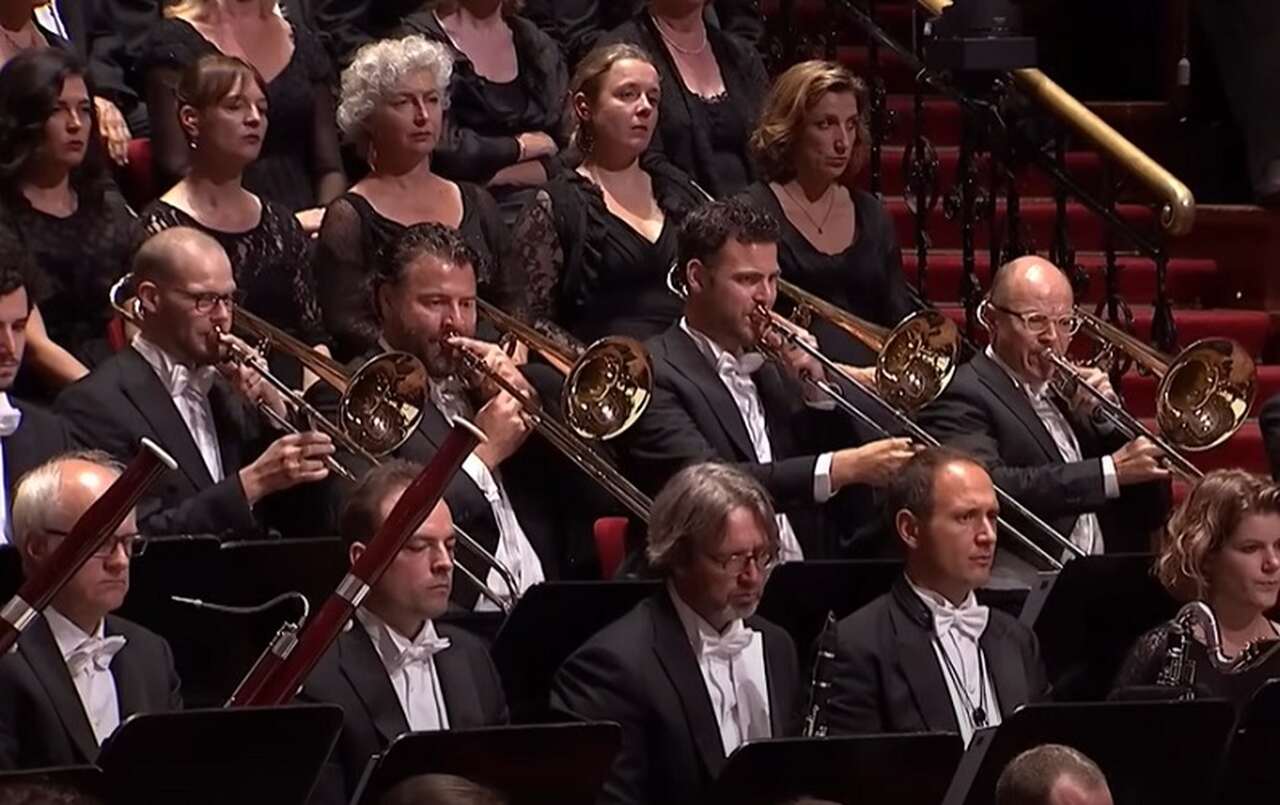 Desde sua fundação em 1888, a Orquestra do Concertgebouw de Amsterdã, da Holanda, tem sido uma das mais reconhecidas da Europa. A orquestra realiza concertos no famoso Concertgebouw, um dos locais mais prestigiosos do mundo em termos de acústica.