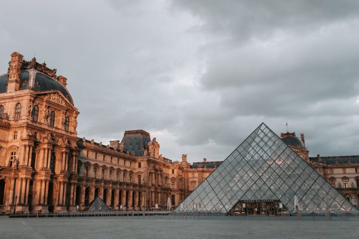 Paris, por sua vez, é o cenário principal de O Código Da Vinci. Sorbonne, Louvre, Saint-Sulpice, Templo Priorado de Sião, Museu do Louvre são alguns dos lugares da cidade luz que aparecem na carreira de Brown.
