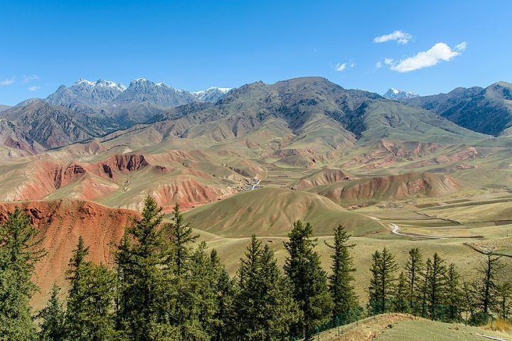 Um homem de 55 anos passou por um susto enorme durante um voo de parapente nas montanhas Qilian, no noroeste da China.