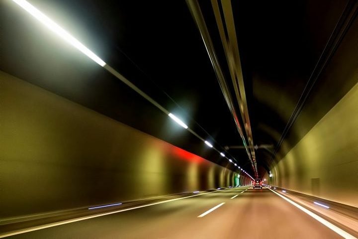 Assim como pontes, arranha-céus e estradas, túneis também são considerados maravilhas da engenharia por sua complexidade de execução.   