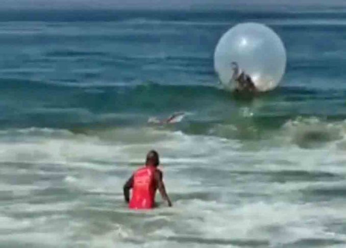 Um grupo de salvamento entrou na água para evitar que a bolha fosse embora e para salvar o homem responsável pelo brinquedo. Todos foram resgatados.