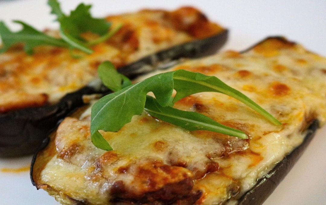 O consumo de berinjela também pode prevenir problemas intestinais, devido à presença de fibras nesse vegetal que ajudam a eliminar toxinas, facilitar a digestão e regular o trânsito intestinal.