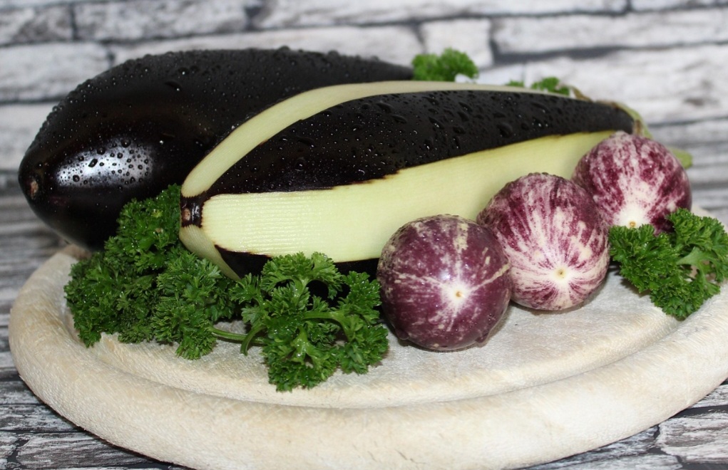 Por ser uma boa fonte de ácido fólico, o consumo de berinjela de forma regular ajuda a estimular a produção de células sanguíneas, incluindo hemácias, plaquetas e glóbulos brancos.