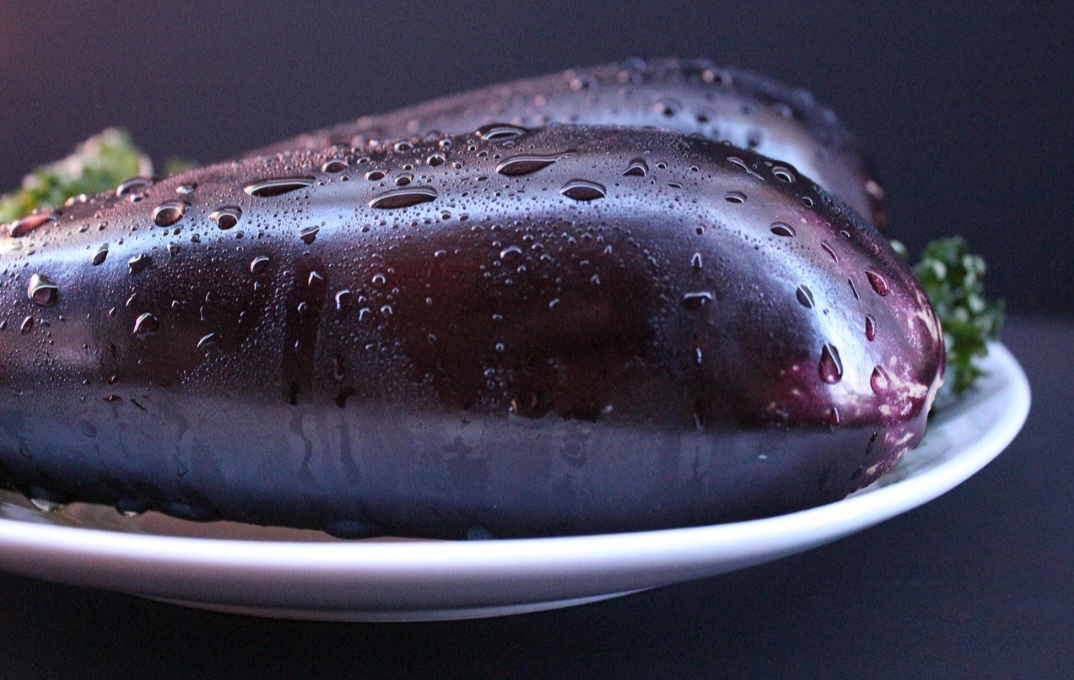 Mais tarde, chegou à Europa por meio dos árabes da Península Ibérica, que a consumiam e a apreciavam. Anos depois, foi introduzida no Brasil no século XVI pelos portugueses e, atualmente, aparece bastante em receitas no Sul e Sudeste do país.
