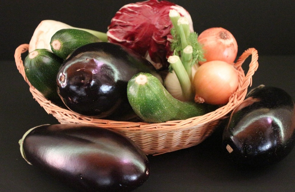 A farinha de berinjela é um produto que ajuda no emagrecimento, porque é rica em fibra solúvel, um tipo de fibra que forma um gel no estômago, algo que aumenta o tempo de digestão dos alimentos, prolongando a saciedade.