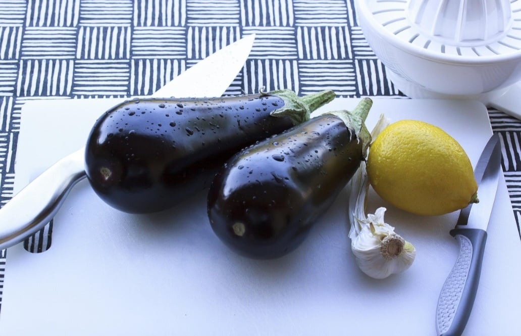 A berinjela é, em geral, bem tolerada, mas pessoas com problemas renais ou de vesícula podem precisar ter cautela, assim como gestantes e lactantes. 