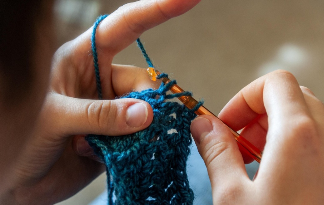 Em muitas comunidades, o crochê se tornou uma ferramenta de empoderamento, o que proporcionou uma fonte de renda sustentável e agregando valor a itens básicos como panos de prato. 