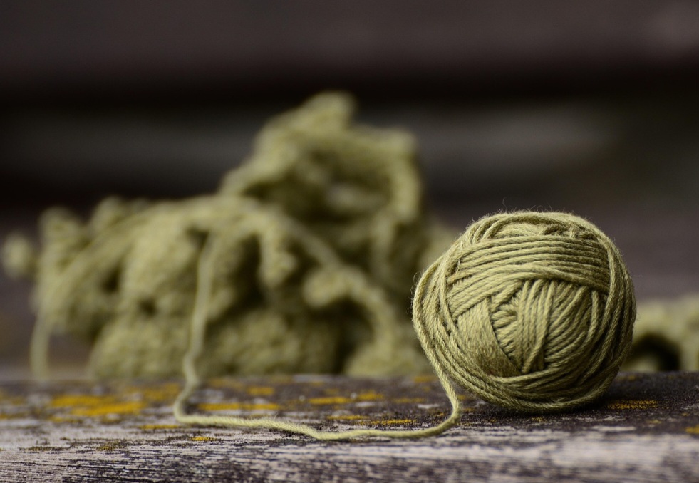 O modelo de crochê grampo consiste na produção de peças, como blusas e cachecóis, através de um grampo ou tear que cria tiras de argolas.
