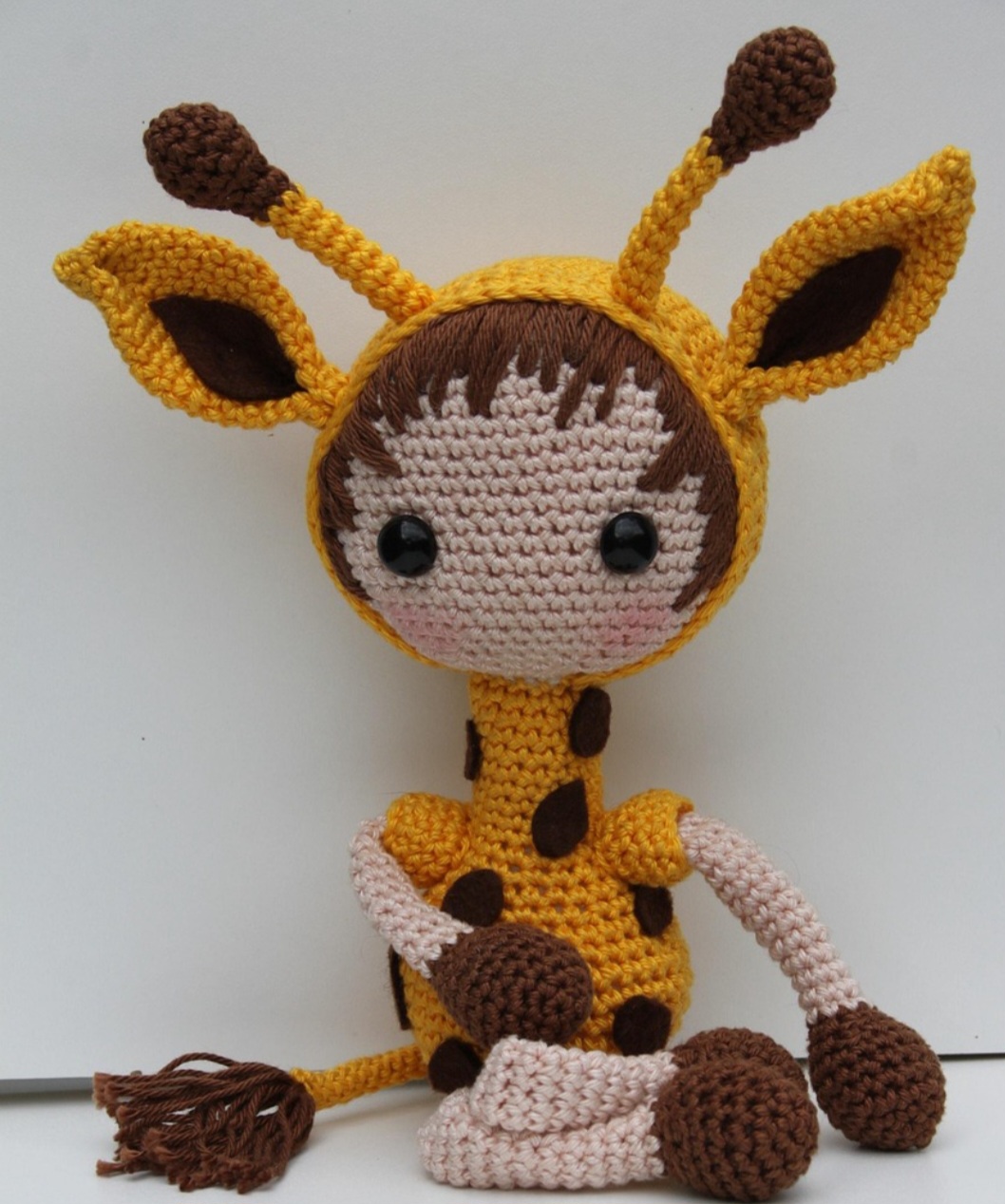 A prática continua a evoluir com novas cores e materiais, sendo também vista como um passatempo relaxante e uma forma de terapia para muitas pessoas. 