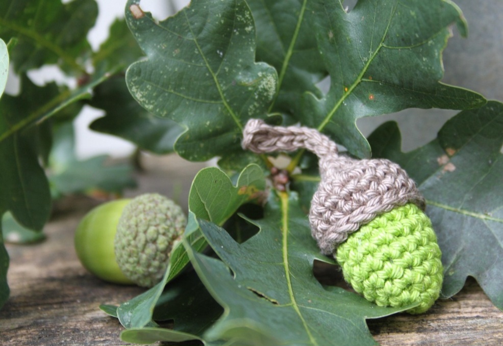 Surge então o “crochê no ar”, técnica francesa que utilizava apenas linha e agulha, como conhecemos. Afinal, anteriormente tinha um “tambour”, como nos bordados.