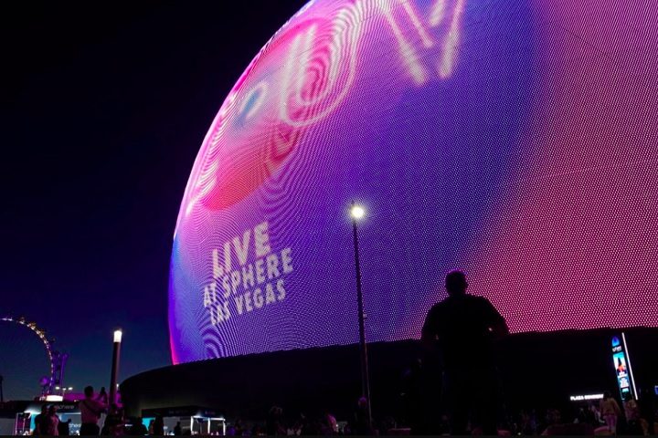 A inauguração da The Sphere, em Las Vegas, durante o show do U2 em 2023, marcou um novo patamar tecnológico para eventos ao vivo.