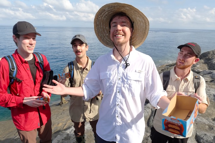 Sobrevivemos à Ilha das Cobras e ninguém morreu, celebrou o youtuber no fim da aventura.