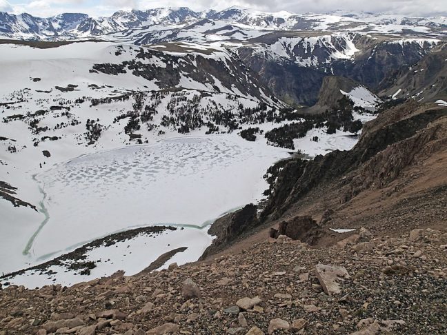 O estudo indica que o Planalto Beartooth é um ambiente ideal para a formação e preservação de manchas de gelo, que guardam informações valiosas sobre o clima passado, mudanças ambientais e atividade humana.