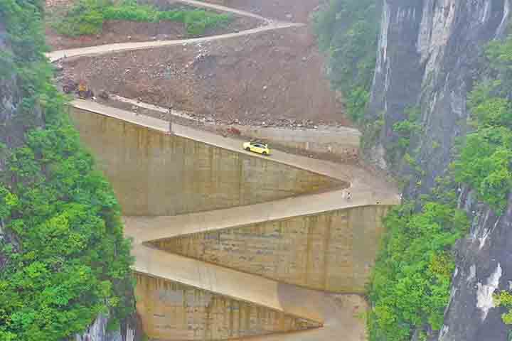Chamada de Rodovia Lingpaishi, a estrada foi construída em forma de Z para conectar a isolada Vila Tianping. 