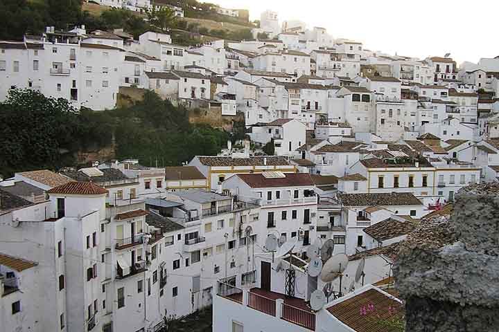 Setenil de las Bodegas, localizada na província de Cádiz, na região da Andaluzia, sul da Espanha, é uma das cidades mais peculiares e surpreendentes da Europa. 
