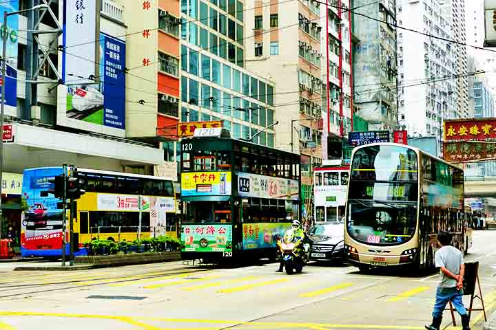 1º) Hong Kong: Hong Kong lidera a lista como a cidade com melhor transporte público, oferecendo opções variadas, porém eficientes à população.