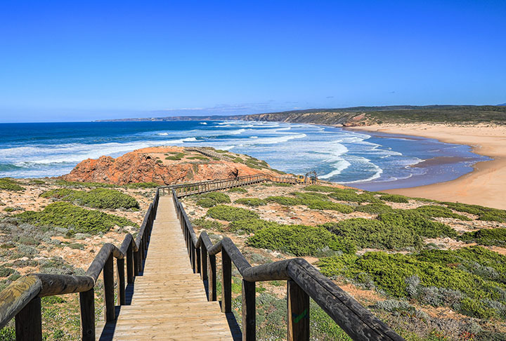 Essas praias não têm poluição e os seus arredores são cercados por pequenas vilas onde predomina a agricultura local com a indicação para experimentar a batata doce e o mel, além dos amendoins de Rogil.