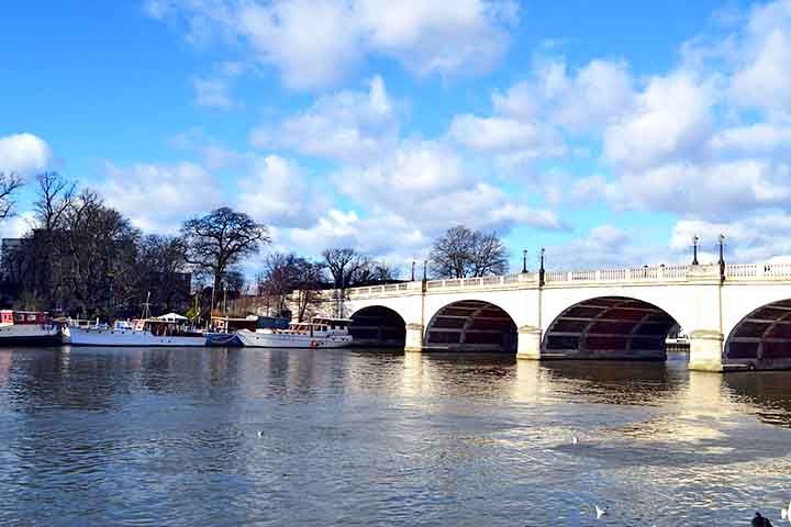 Descoberta por Cristóvão Colombo em 1494, a ilha foi inicialmente colonizada pelos espanhóis, mas passou ao domínio britânico em 1655, tornando-se uma importante colônia de produção de açúcar, sustentada pelo trabalho forçado de africanos escravizados.
