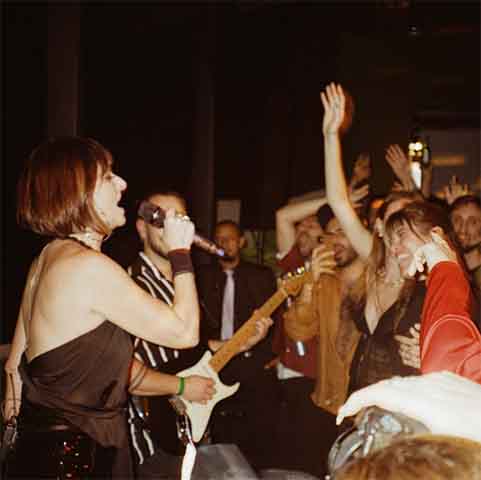 Esses espaços colocam a música como protagonista, criando ambientes onde o volume não compete com a conversa, mas molda a experiência sonora.
