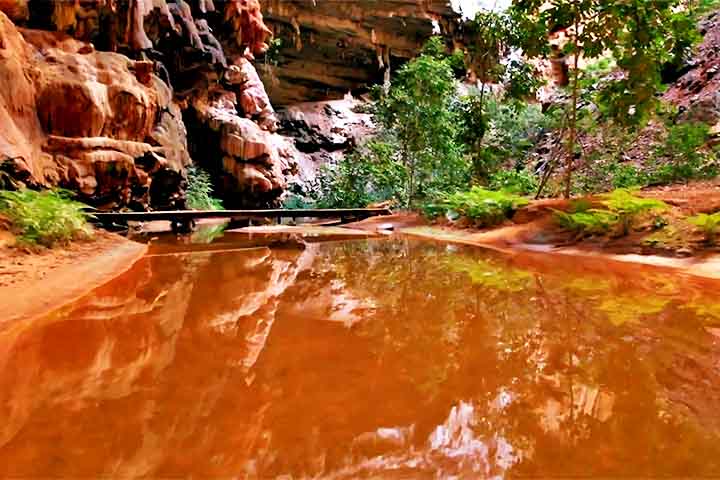 Mais de 114 sítios arqueológicos atestam ocupação humana no local de até 12 mil anos, com artes rupestres ricas e variadas em diferentes cavernas.
