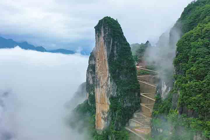 Além das curvas muito apertadas, é necessário enfrentar pistas estreitas e condições adversas como vento, neblina e chuva intensa.
