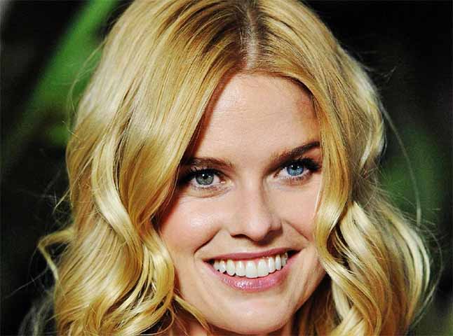 Alice Eve - A atriz britânica, conhecida por “Além da Escuridão – Star Trek”. tem heterocromia completa visível, com um olho azul e o outro verde.

