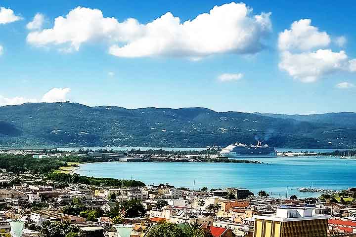 Ainda se destacam como pontos turísticos a cidade de Montego Bay, com resorts e vida noturna vibrante, e a capital Kingston, coração da cultura que sedia o Museu Bob Marley, instalado na antiga casa do ícone da música. 
