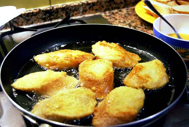 Na Colômbia, Chile e Equador chamam-se tostadas francesas, enquanto na Guatemala, levam o nome de tostadas a la francesa; Além disso, no norte do México, é intitulada de pan francés e na Argentina e Uruguai a umedecem com leite migas.