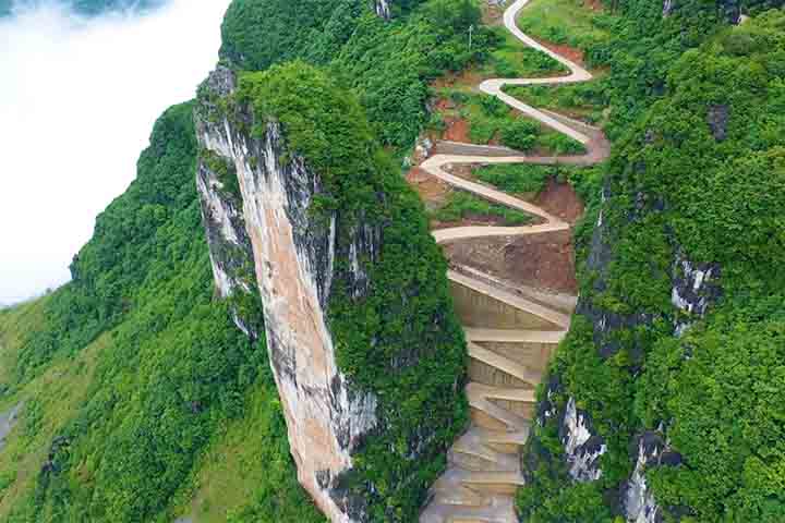 Além da beleza, o formato da rodovia chama a atenção pela complexidade técnica.
