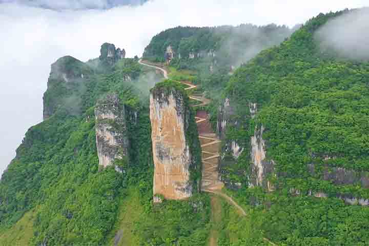 Ela percorre 3,7 km em uma encosta extremamente íngreme, totalizando 18 curvas fechadas e trechos à beira de penhascos que chegam a mil metros de altura!