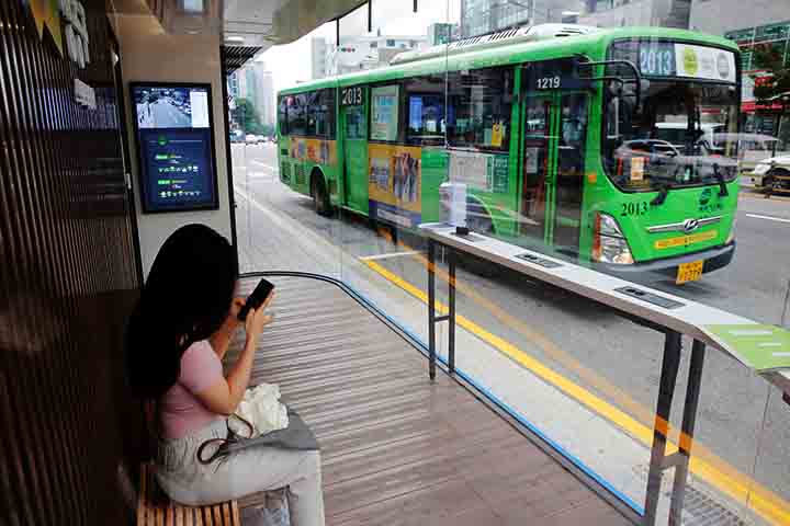 6º) Seul: Na capital da Coreia do Sul, o sistema se destaca pela acessibilidade, oferecendo recursos como cadeiras de rodas para pessoas com dificuldade de locomoção, idosos e passageiros com condições de saúde específicas.