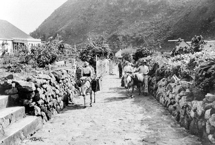 Ele organizou voluntários e iniciou a obra, que avançou por etapas, conectando aldeias como Fort Bay, The Bottom, St. John’s, Windwardside e, por fim, Hell’s Gate e o aeroporto de Flat Point.