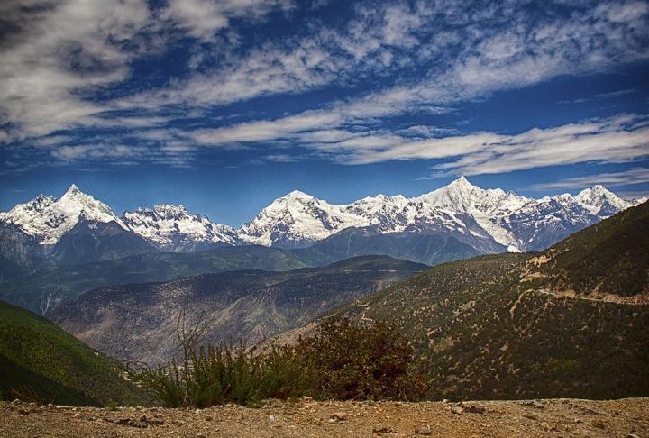 O Monte Meili, na fronteira com o Tibete, é um dos pontos mais altos, com mais de 6.700 metros de altitude.